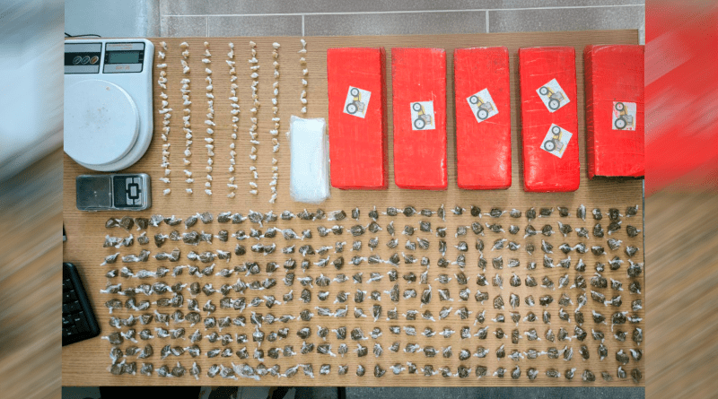 Mulher é presa por suspeita de tráfico de drogas; mais de 5 kg de drogas são apreendidas Mulher é presa por suspeita de tráfico de drogas; mais de 5 kg de drogas são apreendidas