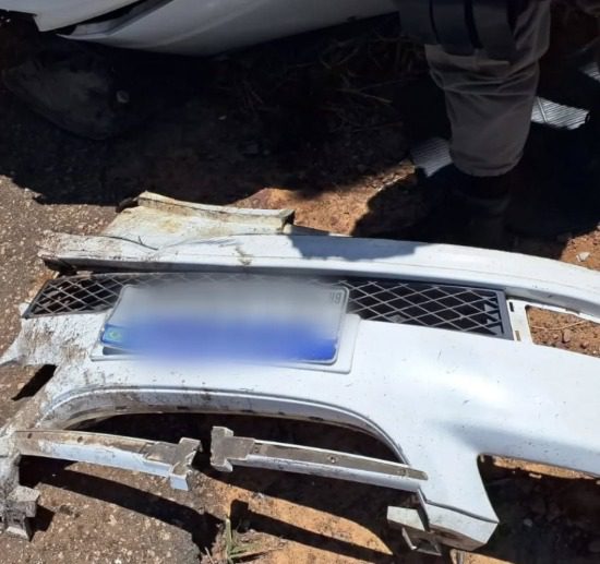 Três suspeitos de assaltar motorista alternativo são presos após capotarem carro roubado em Conde conde, carro roubado, capotamento