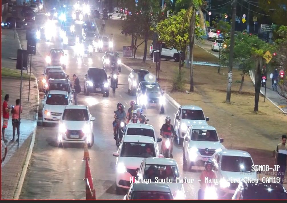 Moradores relatam trânsito intenso em João Pessoa na sexta-feira de Black Friday trânsito