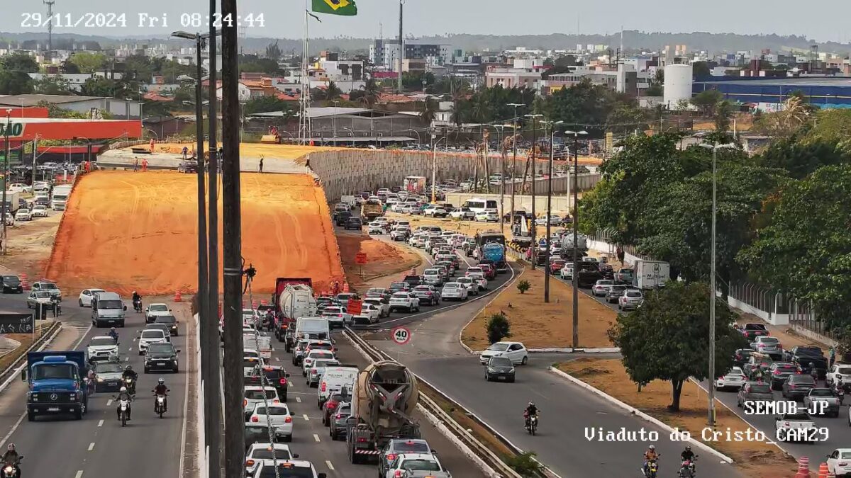 Acidente provoca lentidão e congestionamento do trânsito na BR- 230 no viaduto do Cristo Acidente provoca lentidão e congestionamento do trânsito na BR- 230 no viaduto do Cristo