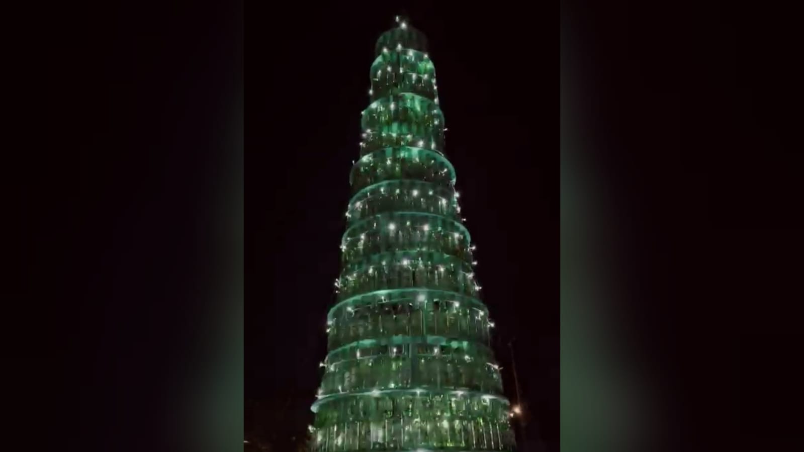 Árvore de Natal de Heineken no Sertão da Paraíba.