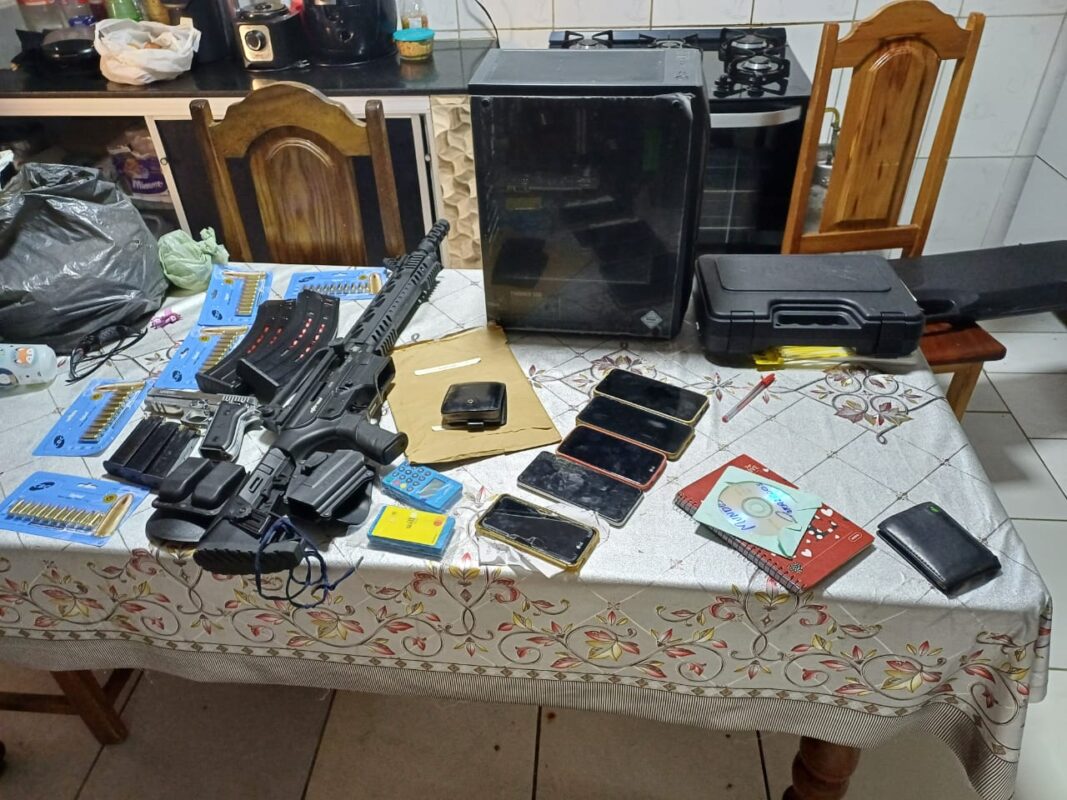 Operação prende dez assaltantes de banco e diversas armas de fogo, na Paraíba; mais nove são presos em outros estados Operação prende dez assaltantes de banco e diversas armas de fogo, na Paraíba; mais nove são presos em outros estados