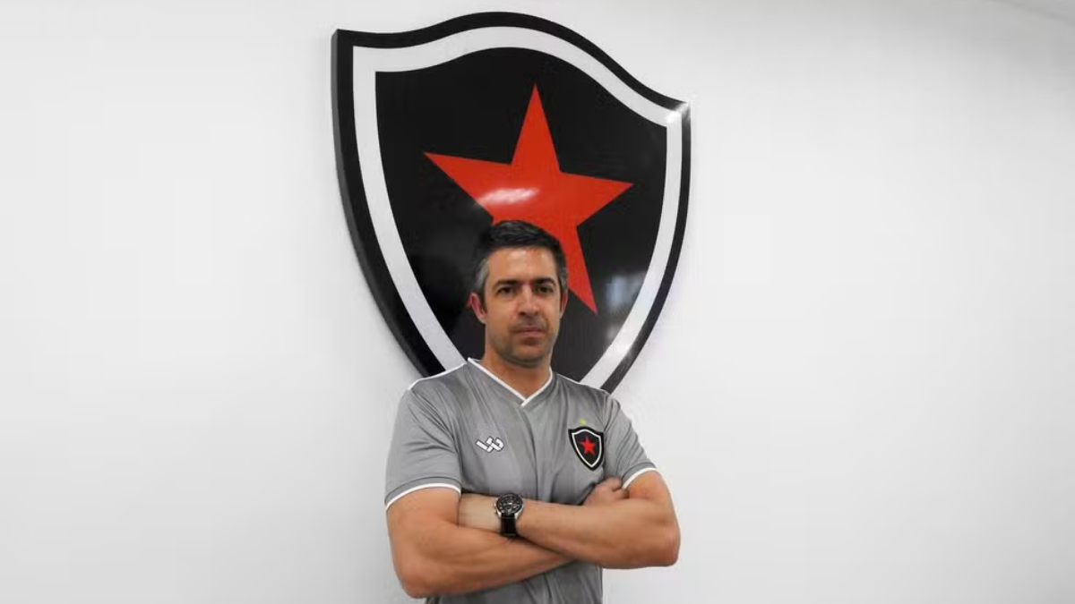 Em entrevista ao ClickPB/NE45, João Burse detalha acerto com Botafogo-PB, estilo de jogo para 2025 e busca por reforços João Burse, técnico do Botafogo-PB