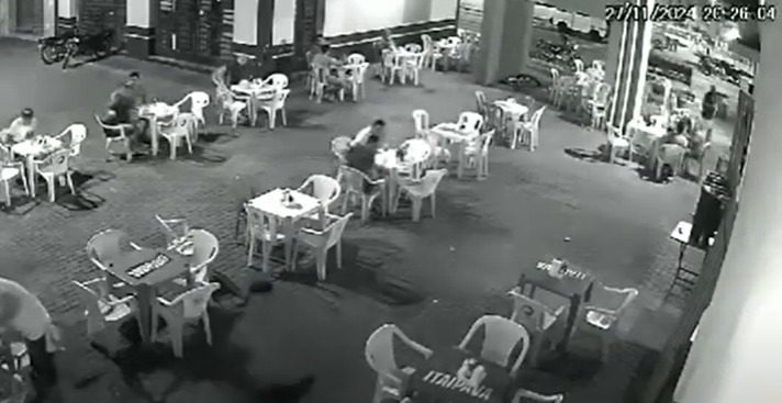 Homem é morto a tiros e três pessoas ficam feridas em bar na praça de São José do Rio do Peixe Homem é morto a tiros e três pessoas ficam feridas em bar na praça de São José do Rio do Peixe