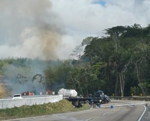 Acidente envolvendo caminhão-tanque bloqueia trecho da BR-101 entre João Pessoa e Goiana