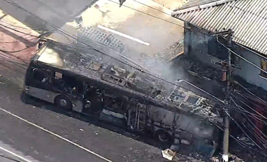 VÍDEO: ônibus pega fogo, bate em poste e atinge fiação elétrica em São Paulo ônibus, fogo, são paulo