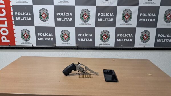 Revólver apreendido com suspeitos de roubo de moto