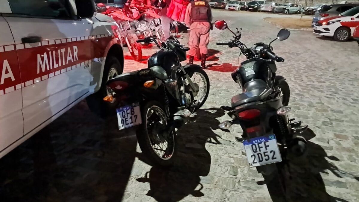 Polícia Militar prende suspeitos de roubo de moto no Oitizeiro; arma e motocicletas são apreendidas Polícia Militar prende suspeitos de roubo de moto no Oitizeiro; arma e motocicletas são apreendidas