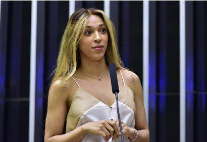 A deputada federal Erika Hilton (PSOL-SP) é quem tem recolhido assinaturas