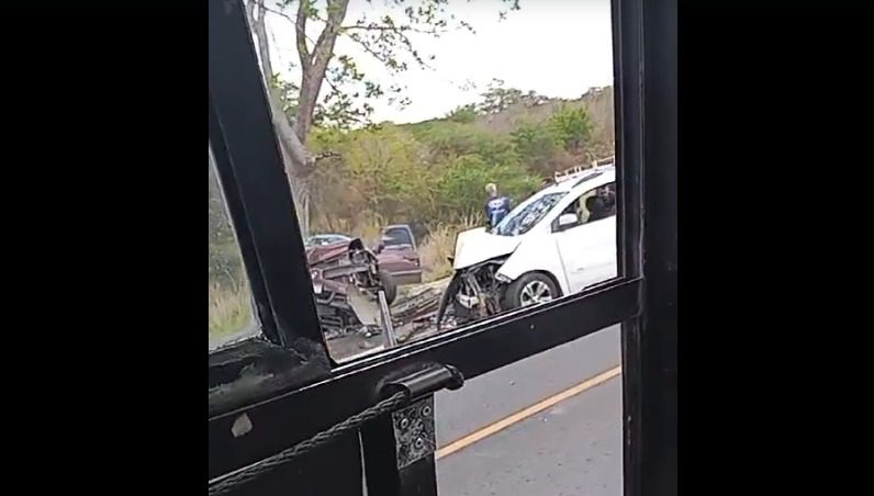 VÍDEO: colisão destrói carros e deixa feridos na BR-104, em Queimadas queimadas, acidente, colisão, br-104