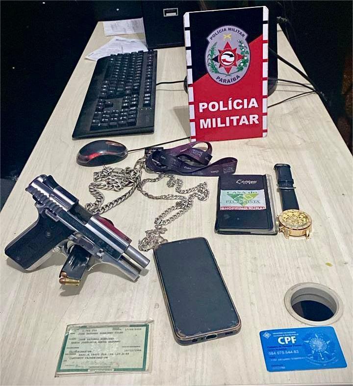Polícia prende dupla por porte ilegal de arma em Cajazeiras Polícia prende dupla por porte ilegal de arma em Cajazeiras
