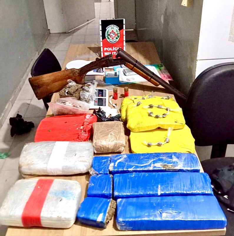 Polícia apreende drogas e uma espingarda na cidade de Sousa Polícia apreende drogas e uma espingarda na cidade de Sousa