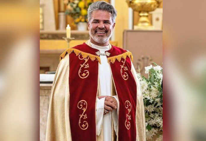 Padre é afastado da Igreja após vazamento de imagens íntimas com outros homens Padre, Fotos íntimas, Igreja