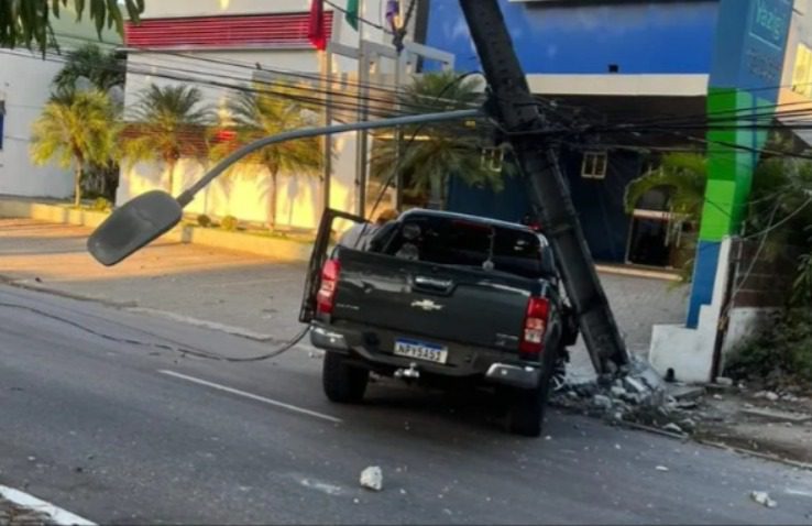 Caminhonete atinge poste e deixa moradores sem energia no Centro de João Pessoa Caminhonete atinge poste e deixa moradores sem energia no Centro de João Pessoa