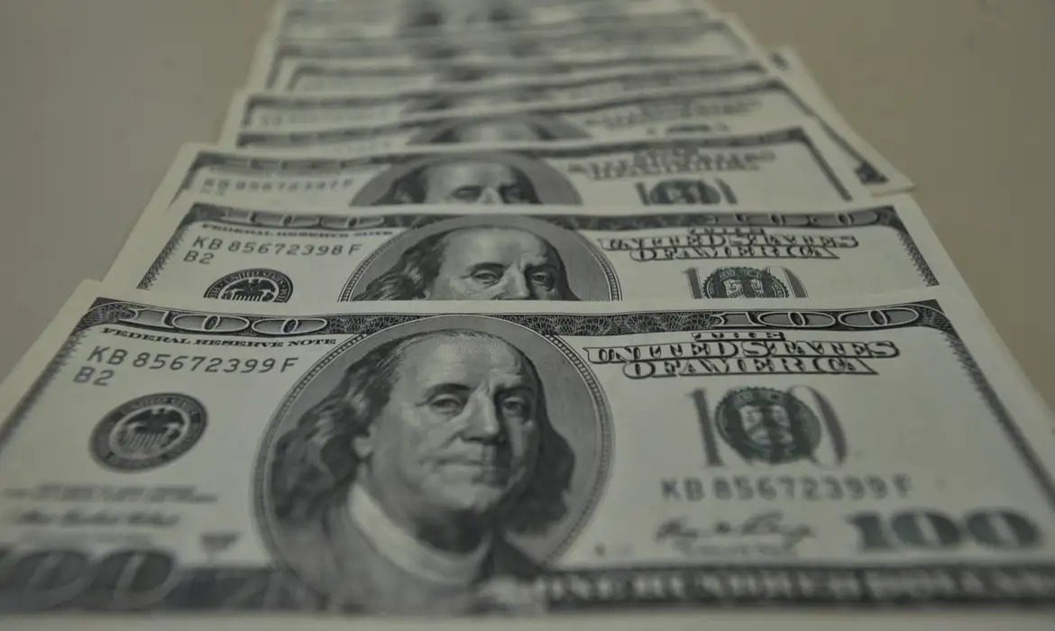 Dólar sobe para quase R$ 5,90 fecha no maior nível em quatro anos dolar