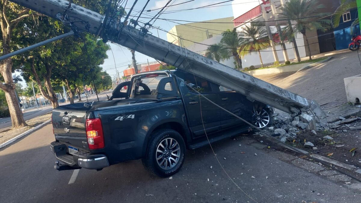 Motorista perde o controle e carro colide em poste no centro de João Pessoa carro