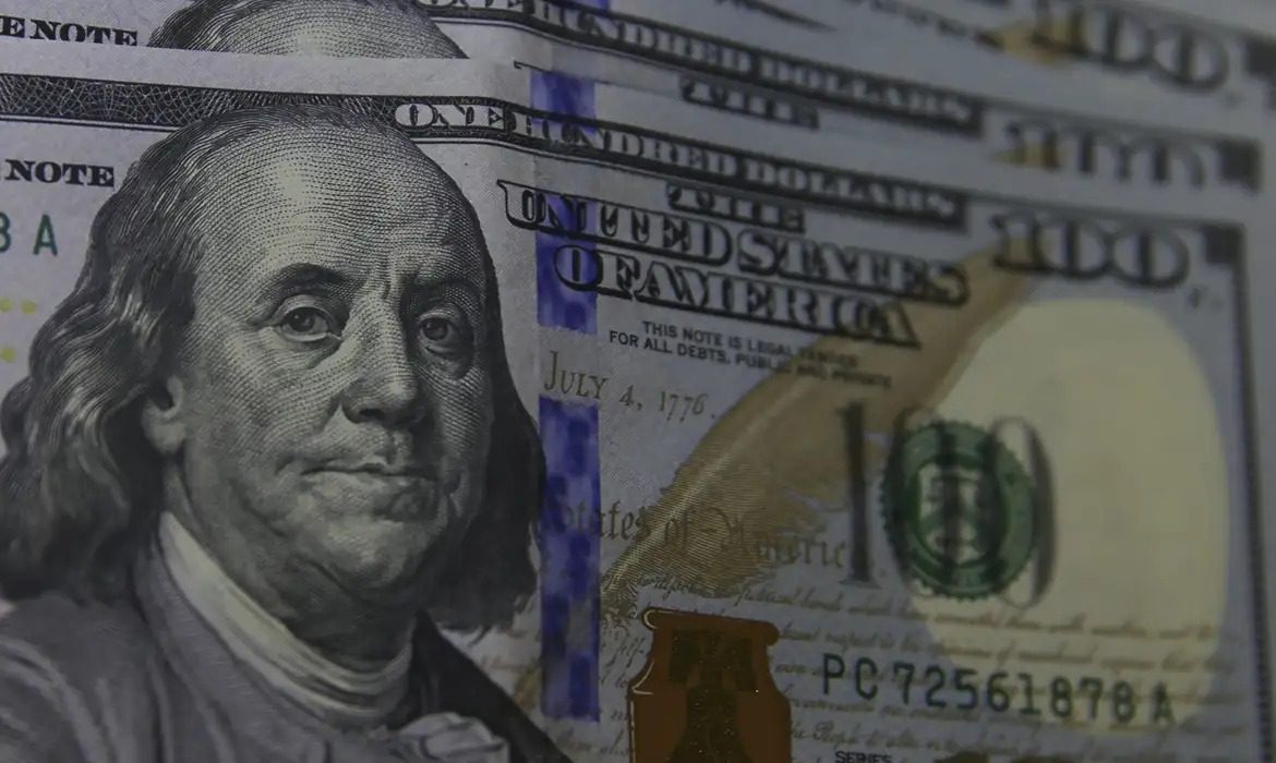 Dólar alto e oferta menor farão preços dos alimentos subirem mais de 7% em 2025 dolar
