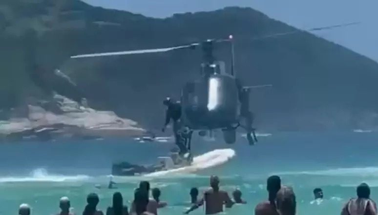 Policial deixa fuzil cair no mar ao sobrevoar praia e banhista devolve arma fuzil, mar, rio de janeiro