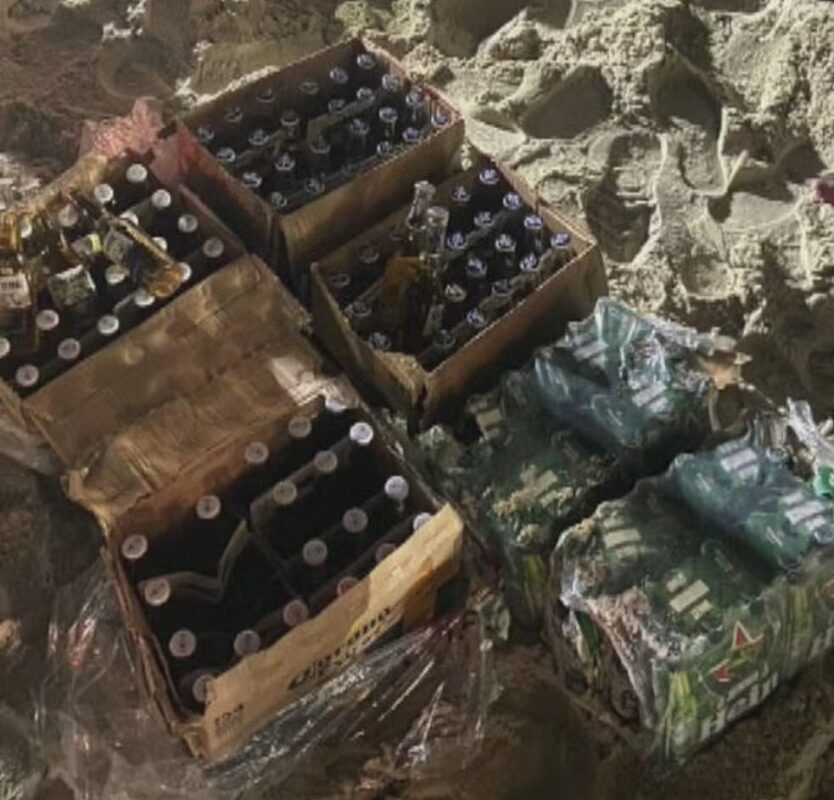 Escondidas: fiscais encontram 140 garrafas de vidro enterradas nas areias de Copacabana Escondidas: fiscais encontram 140 garrafas de vidro enterradas nas areias de Copacabana