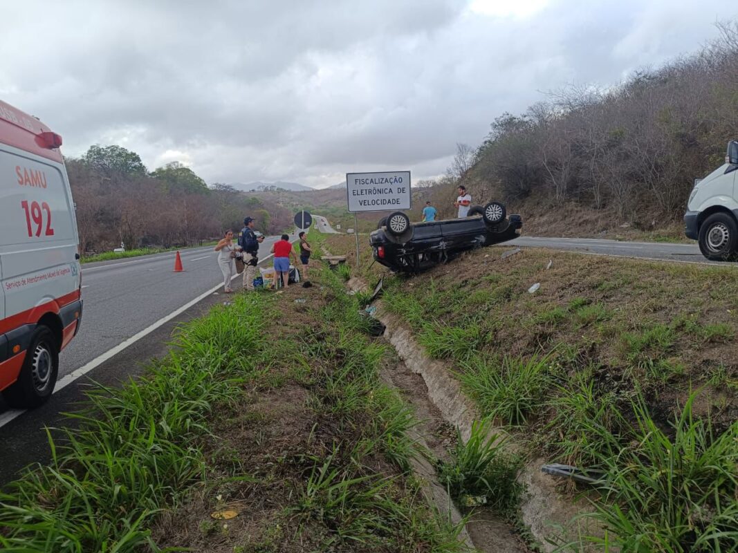 Carro com cinco pessoas capota na BR-230 em Campina Grande; condutor fica ferido Carro com cinco pessoas capota na BR-230 em Campina Grande; condutor fica ferido