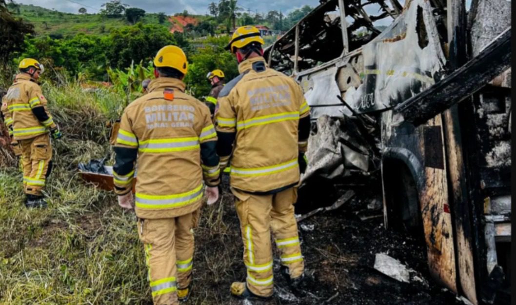Polícia identifica 26 das 41 vítimas do acidente em Teófilo Otoni Polícia identifica 26 das 41 vítimas do acidente em Teófilo Otoni