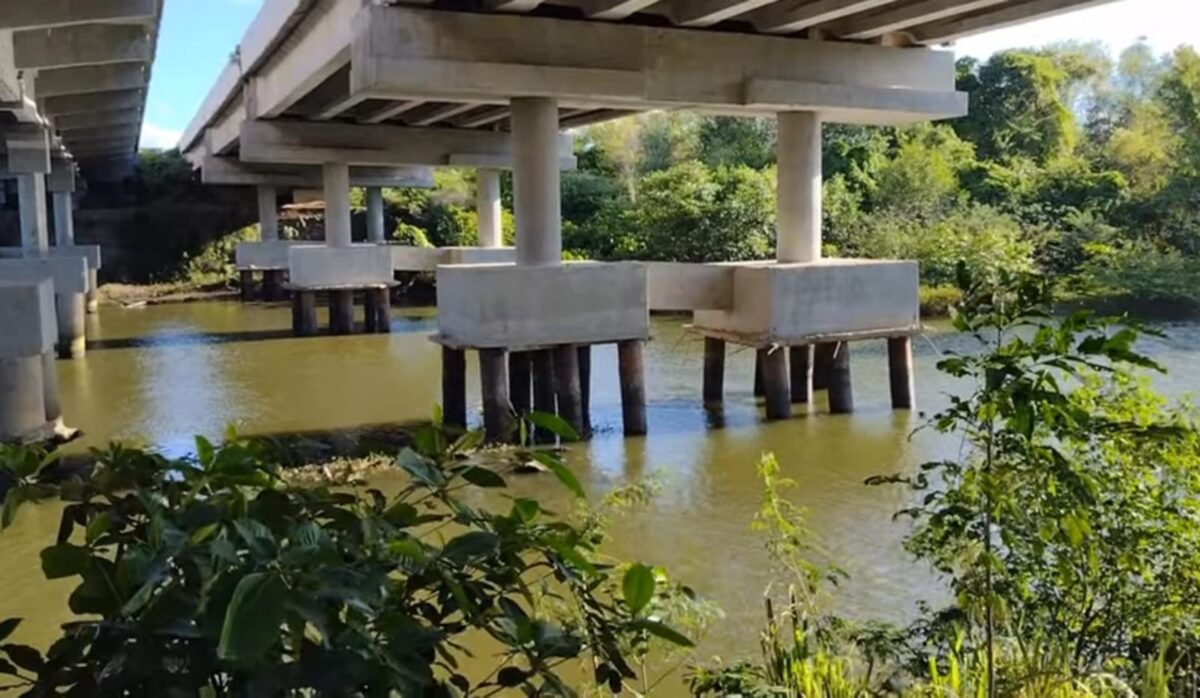 Popular denuncia possível falta de manutenção em ponte na BR-101, na Paraíba e alerta para corrosão em estrutura Ponte sobre o Rio Paraíba, na BR-101, em Santa Rita. (foto: reprodução/Youtube/ João da Tarrafa)