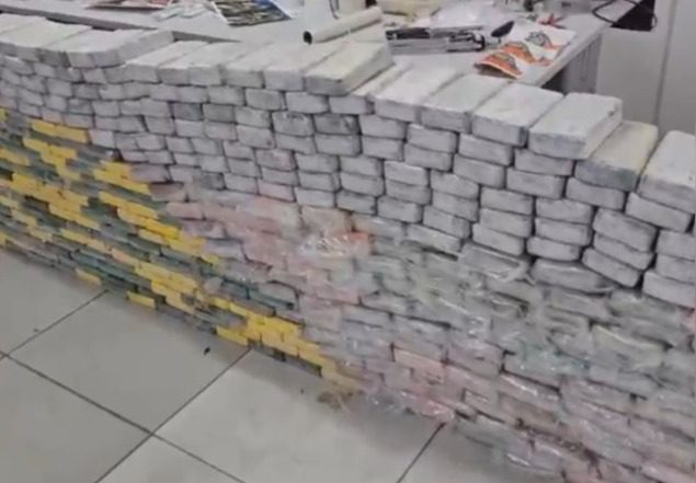 Líder do PCC é preso ao sair de navio cruzeiro em São Paulo; 400 tijolos de cocaína foram apreendidos Líder do PCC é preso ao sair de navio cruzeiro em São Paulo; 400 tijolos de cocaína foram apreendidos