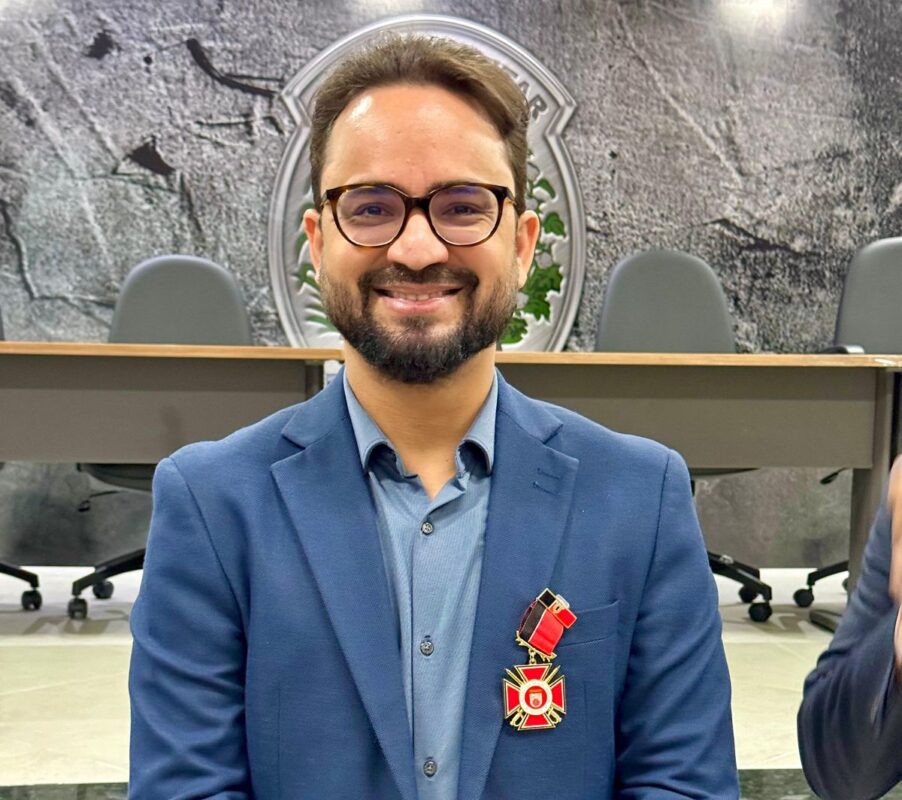 Tibério Limeira recebe medalha Coronel Fernando Antônio Soares Chaves da Casa Militar do Governador Tibério Limeira recebe medadalha Coronel Fernando Antônio Soares Chaves da Casa Militar do Governador
