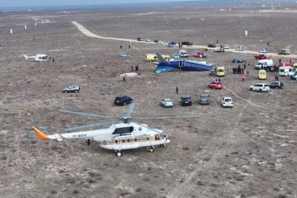 Drone mostra o local da queda de um avião de passageiros da Azerbaijan Airlines perto da cidade de Aktau, no Cazaquistão, em 25 de dezembro de 2024 — Foto: Azamat Sarsenbayev/Reuters