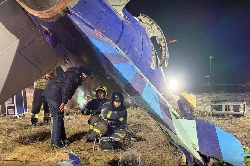 Queda de avião da Embraer no Cazaquistão foi causada por sistema de defesa russo, diz agência Queda de avião da Embraer no Cazaquistão foi causada por sistema de defesa russo, diz agência