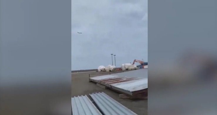 VÍDEO: avião da Embraer cai no Cazaquistão com 67 pessoas; autoridades buscam sobreviventes avião cazaquistão