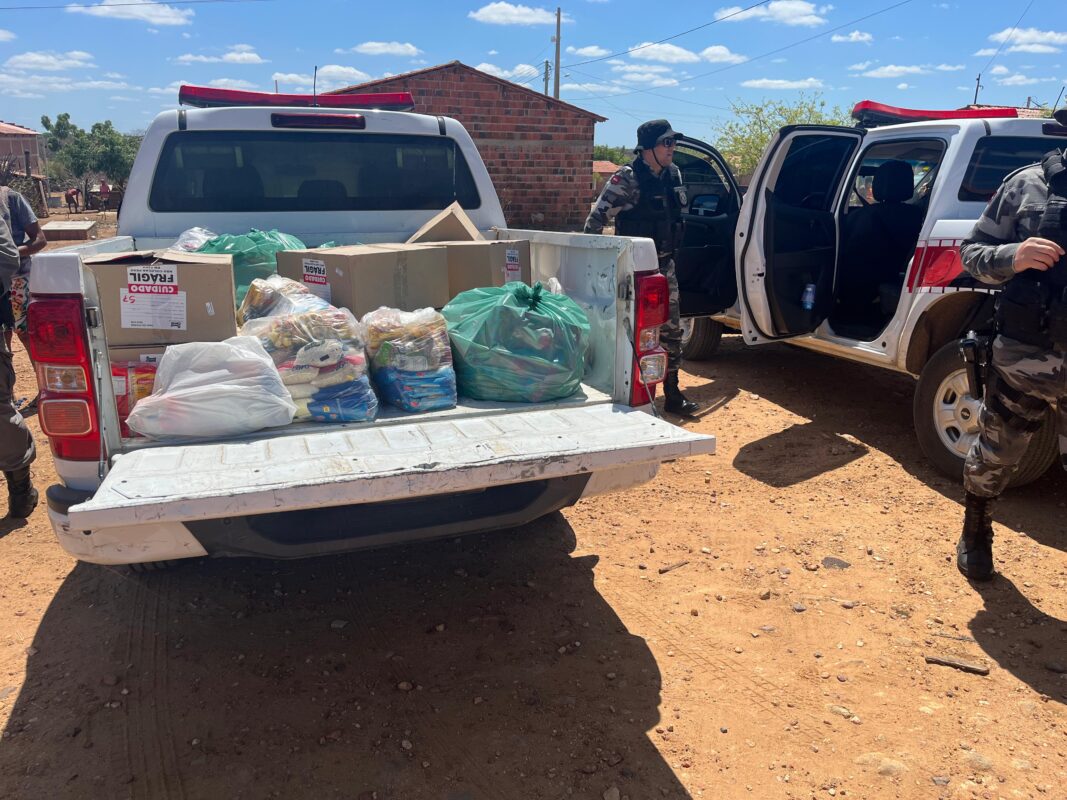 Polícia Militar entrega 100 kg de alimentos e 200 brinquedos para comunidades carentes em São Bento policia militar da paraiba, comunidades, sao bento