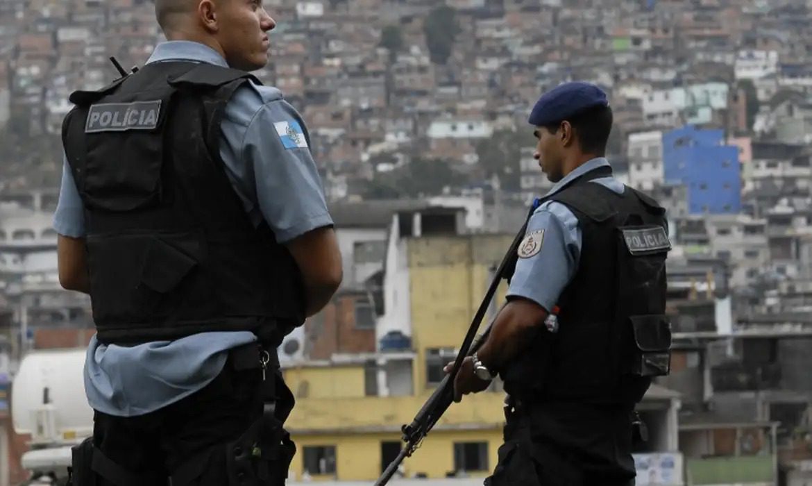 Arma de fogo deve ser usada em "último recurso" durante operação policial, determina decreto do Ministério da Justiça Arma de fogo deve ser usada em "último recurso" durante operação policial, determina decreto do Ministério da Justiça