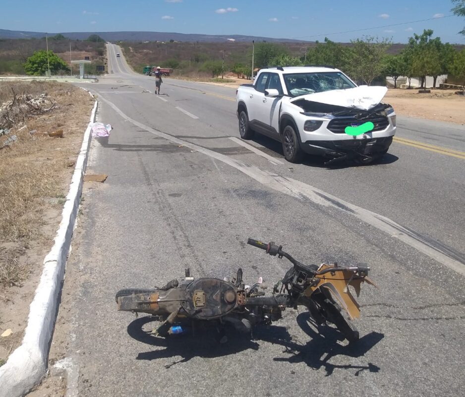 Motociclista morre após bater em carro durante ultrapassagem na BR-230, em Juazeirinho Motociclista morre após bater em carro durante ultrapassagem na BR-230, em Juazeirinho
