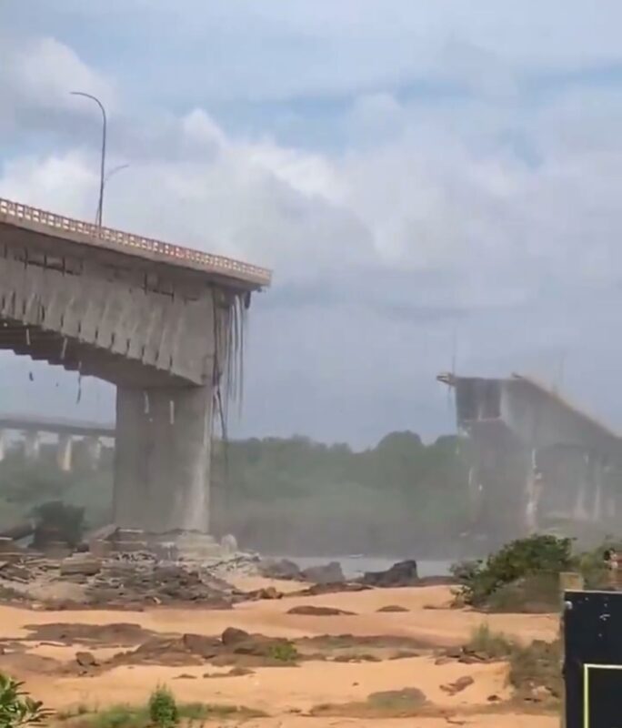 VÍDEO: Ponte entre Maranhão e Tocantins desaba sobre rio; veículos trafegavam no momento da queda Ponte entre Maranhão e Tocantins desaba sobre rio; veículos trafegavam no momento da queda