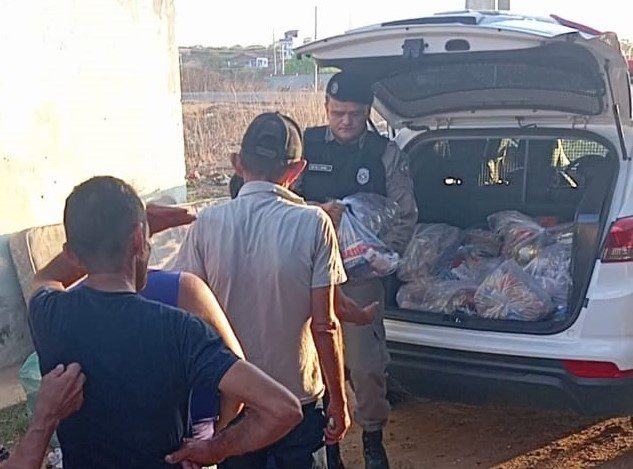Polícia Militar entrega 200 kg de alimentos e 100 brinquedos para comunidades carentes no Sertão da Paraíba polícia militar, comunidades, sertão da paraíba