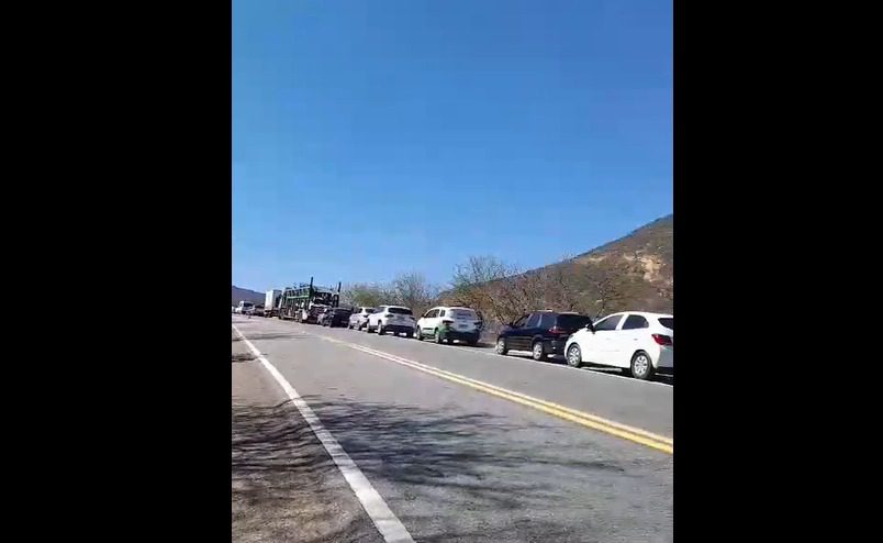 Congestionamento é registrado na Serra de Santa Luzia durante remoção de caminhão que tombou e explodiu congestionamento serra santa luzia caminhão removido