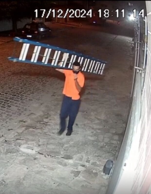 Homem furta escada no Jardim Cidade Universitária e é flagrado por câmeras de segurança Homem furta escada no Jardim Cidade Universitária e é flagrado por câmeras de segurança