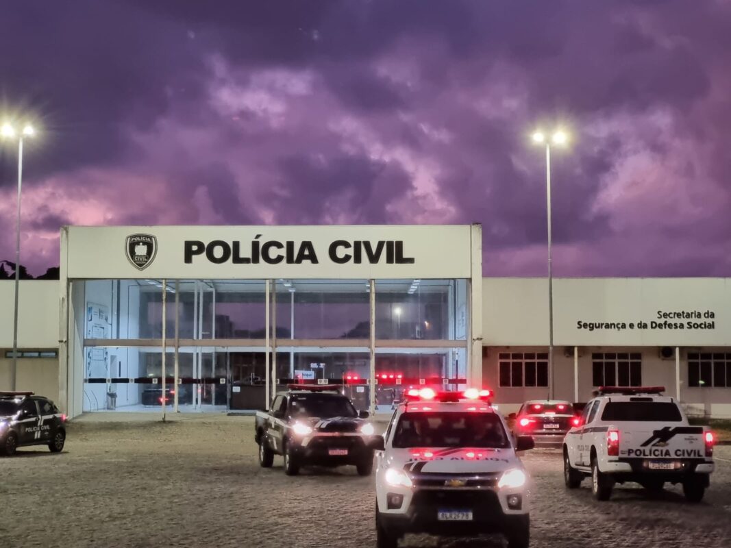 Operação prende cinco homens por porte ilegal de arma e tráfico de drogas; vigilantes de creche de Santa Rita estão entre os presos Presos estão sendo encaminhados à Central de Polícia, na Cidade da Polícia Civil, em João Pessoa.