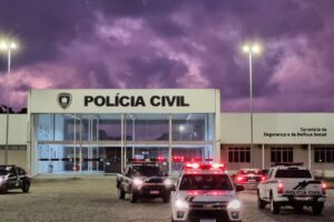 Operação prende cinco homens por porte ilegal de arma e tráfico de drogas; vigilantes de creche de Santa Rita estão entre os presos Presos estão sendo encaminhados à Central de Polícia, na Cidade da Polícia Civil, em João Pessoa.