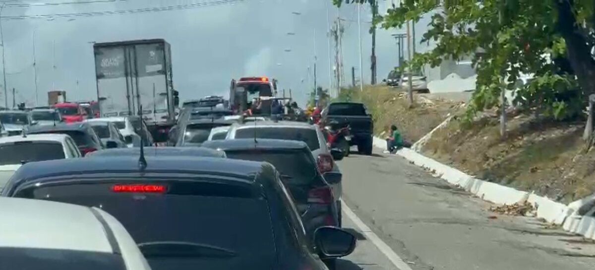 Acidente entre carro e motocicleta deixa trânsito lento na BR-230 em João Pessoa acidente, transito, BR-230