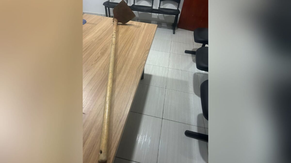 Homem é preso após descumprir medida protetiva e agredir ex-sogro com golpes de enxada na Paraíba enxada, homem, paraíba