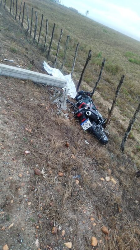 Jovem morre ao colidir moto em poste na entrada de sítio em Curral de Cima, na Paraíba Jovem morre ao colidir moto em poste na entrada de sítio em Curral de Cima, na Paraíba