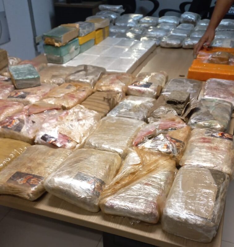 Polícia prende dois homens e apreende mais de 100 quilos de drogas em João Pessoa Polícia prende dois homens e apreende mais de 100 quilos de drogas em João Pessoa