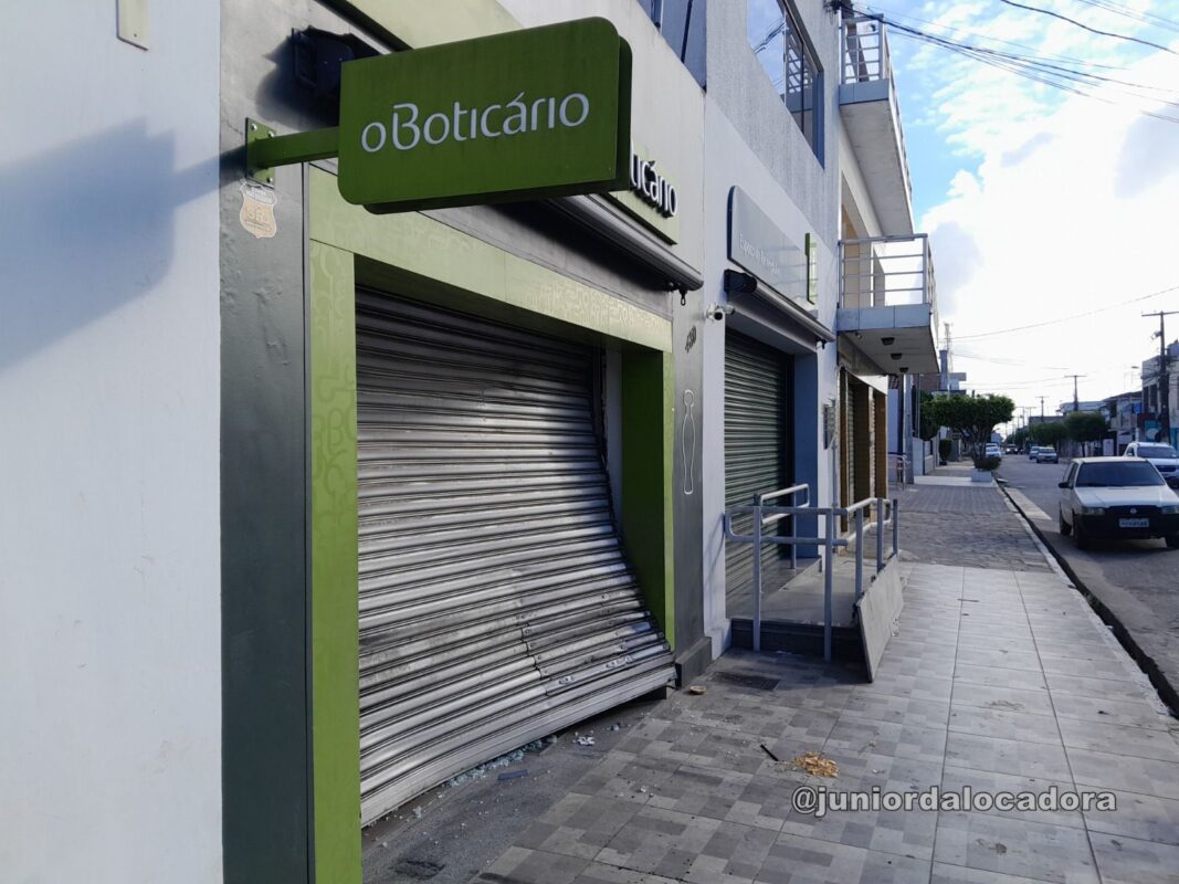 Ladrões invadem loja de perfumes e fogem em carro roubado em Mamangupe Ladrões invadiram uma loja da marca O Boticário na cidade de Mamanguape