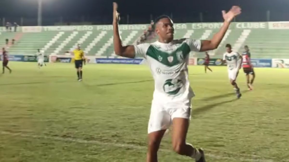 Sousa vence o Campinense e mantém invencibilidade e liderança do Paraibano 2025 Felipe Jacaré comemora gol em Sousa x Campinense pelo Campeonato Paraibano 2025 no estádio Marizão