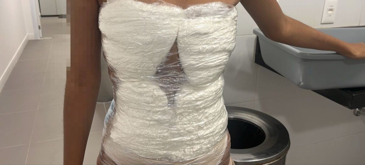 Mulher é presa no Aeroporto Castro Pinto com 3 kg de cocaína afixados com fita adesiva em seu corpo Mulher é presa no Aeroporto Castro Pinto com 3 kg de cocaína afixados com fita adesiva em seu corpo