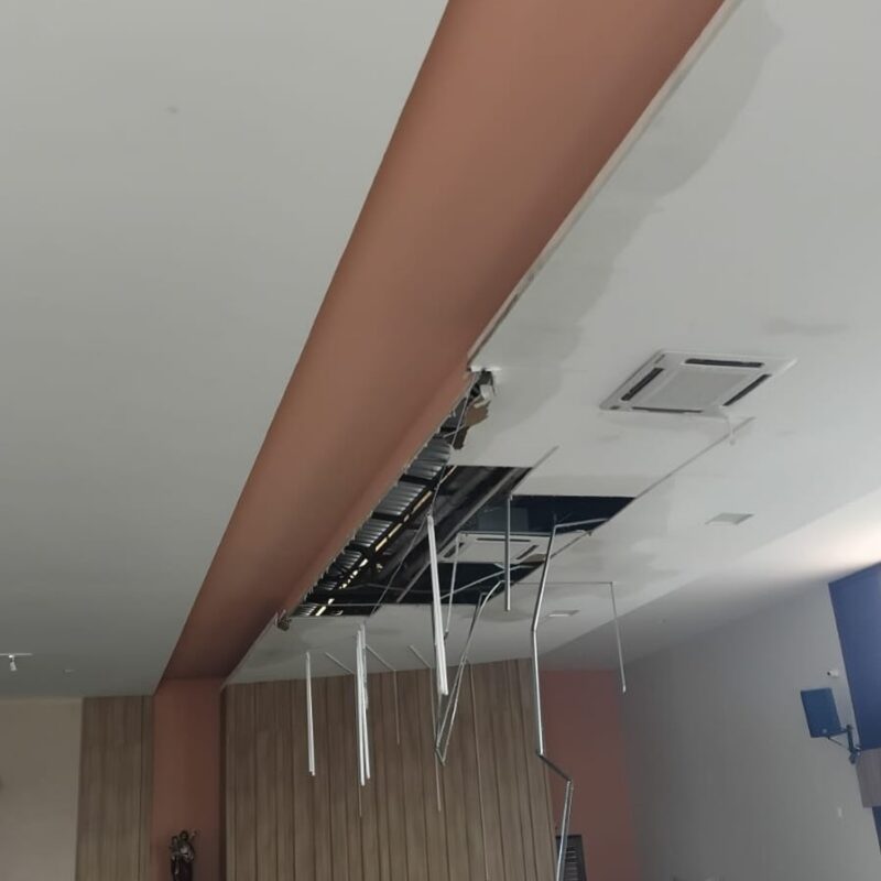 Parte do teto de igreja desaba em Intermares após chuvas da madrugada Parte do teto de igreja desaba em Intermares após chuvas da madrugada