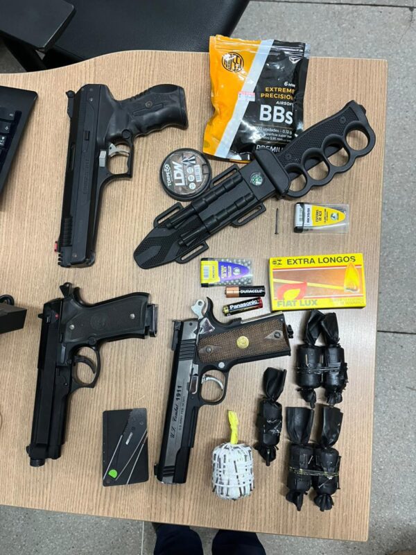 Homem é preso em Campina Grande com bombas caseiras e armas Homem é preso em Campina Grande com bombas caseiras e armas