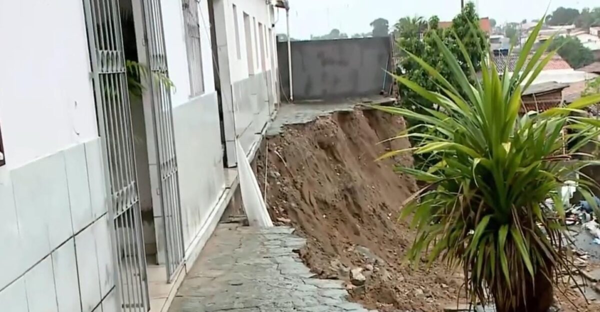 Muro de arrimo desaba em Cruz das Armas após fortes chuvas e moradores são retirados do local Muro de arrimo desaba em Cruz das Armas após fortes chuvas e moradores são retirados do local